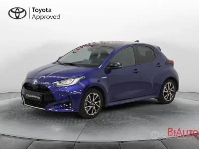 Usata Toyota Yaris Hybrid Lounge 92 CV (67 kW) 2021 Blu Berlina