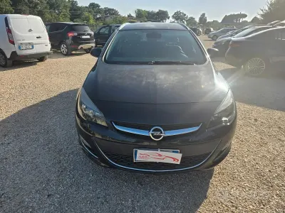 Usata Opel Astra 140 CV (102 kW) 2014 Nero Station wagon