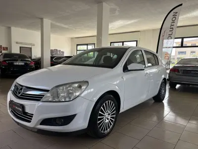 Usata Opel Astra Enjoy 90 CV (66 kW) 2009 Bianco Berlina
