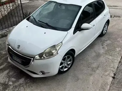 Usata Peugeot 208 68 CV (50 kW) 2012 Bianco Utilitaria