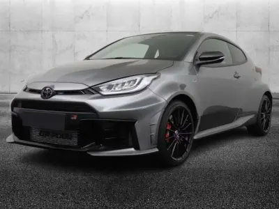 Usata Toyota Yaris 280 CV (205 kW) 2024 Grigio Utilitaria
