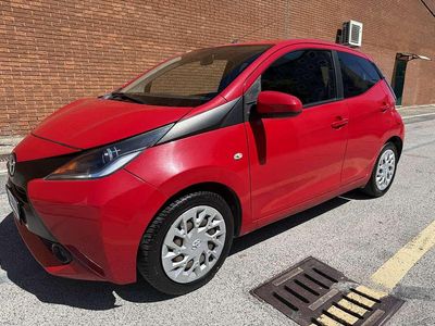 Usata Toyota Aygo Cool 69 CV (50 kW) 2017 Rosso Utilitaria