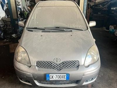 Usata Toyota Yaris 68 CV (50 kW) 2002 Grigio Utilitaria