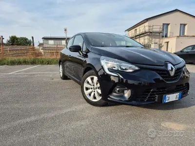 Używany Renault Clio V Life 101 KM (74 kW) 2020 Czarny Sedan/Limuzyna