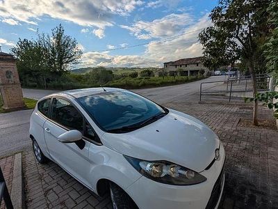 Usata Ford Fiesta 96 CV (70 kW) 2011 Bianco Utilitaria