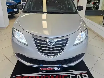 Usado Lancia Ypsilon Gold 69 HP (50 kW) 2014 Cinzento Citadino