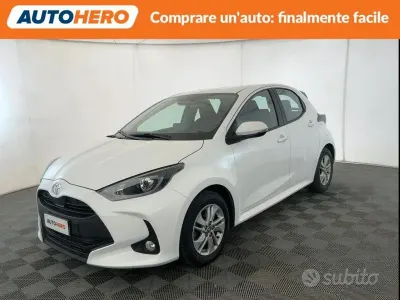Usata Toyota Yaris Hybrid 92 CV (67 kW) 2024 Bianco Berlina