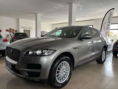 Begagnad Jaguar F-Pace Portfolio 179 HK (131 kW) 2018 Grå SUV