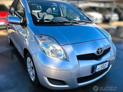 Usata Toyota Yaris Sol 90 CV (66 kW) 2009 Grigio Utilitaria