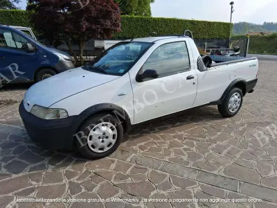 Usata Fiat Strada 80 CV (58 kW) 2004 Bianco Pick-up