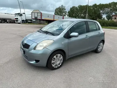 Begagnad Toyota Yaris 90 HK (66 kW) 2006 Grå Sedan
