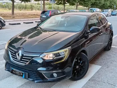 Usata Renault Mégane III Zen 110 CV (80 kW) 2016 Nero Berlina
