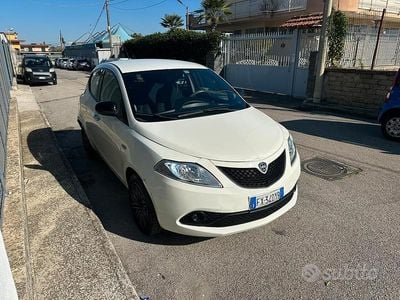 Usado Lancia Ypsilon Gold 69 CV (50 kW) 2019 Blanco Utilitario