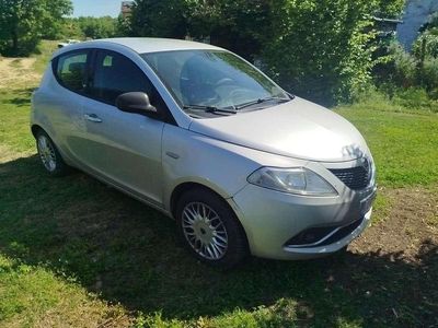 Usata Lancia Ypsilon Gold 69 CV (50 kW) 2016 Argento Utilitaria