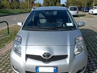 Usata Toyota Yaris Sol 100 CV (73 kW) 2011 Grigio Utilitaria
