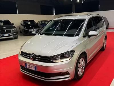 Begagnad VW Touran 116 HK (85 kW) 2020 Grå Minibuss