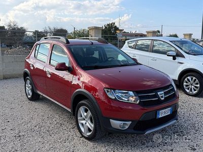 Usata Dacia Sandero Prestige 90 CV (66 kW) 2015 Rosso Berlina