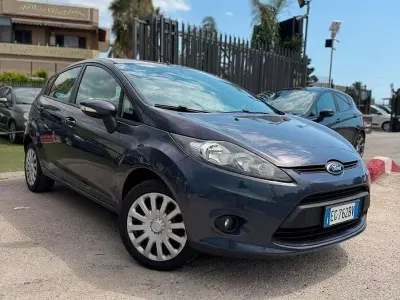 Usata Ford Fiesta 82 CV (60 kW) 2012 Blu Berlina