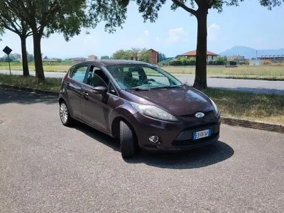 Usata Ford Fiesta 68 CV (50 kW) 2010 Viola Berlina
