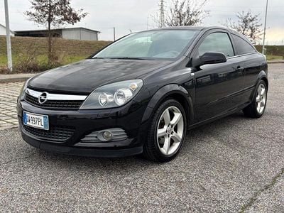 Usata Opel Astra GTC Enjoy 116 CV (85 kW) 2009 Nero Berlina