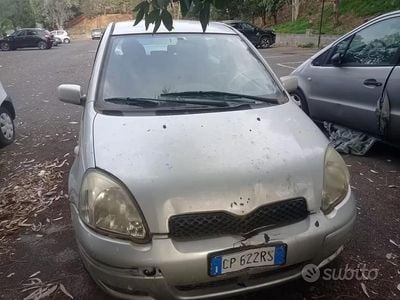 Usata Toyota Yaris 75 CV (55 kW) 2004 Grigio Berlina