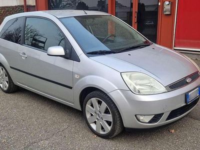 Usata Ford Fiesta 68 CV (50 kW) 2005 Argento Utilitaria