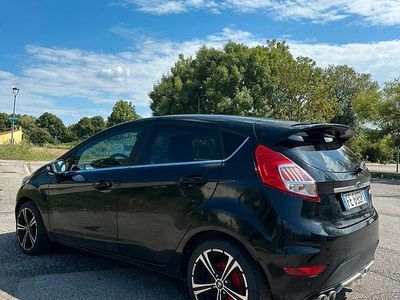 Usata Ford Fiesta 49 CV (36 kW) 2016 Nero Utilitaria