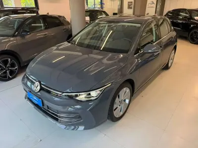 Usata VW Golf VIII Style 150 CV (110 kW) 2025 Grigio dolphin grey Berlina