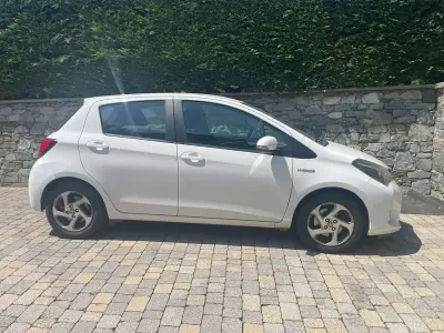 Usata Toyota Yaris Hybrid Active 75 CV (55 kW) 2015 Bianco SUV