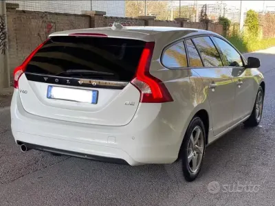 Usado Volvo V60 120 CV (88 kW) 2016 Blanco Familiar