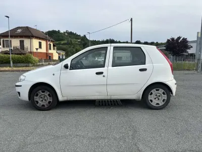 Usata Fiat Punto Dynamic 60 CV (44 kW) 2003 Bianco Utilitaria