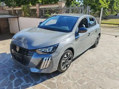 Usata Peugeot 208 Allure 101 CV (74 kW) 2025 Grigio Utilitaria