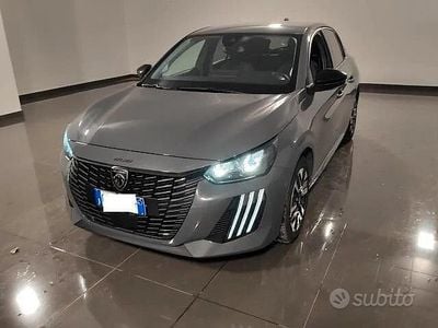 Usata Peugeot 208 Allure 101 CV (74 kW) 2025 Grigio Utilitaria