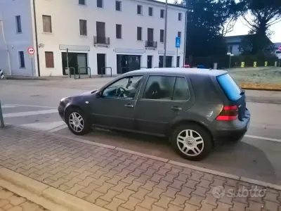 Begagnad VW Golf IV 105 HK (77 kW) 2000 Svart Halvkombi