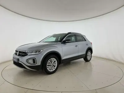 Usata VW T-Roc Life 110 CV (80 kW) 2023 Pyrit silver metallizzato nero SUV