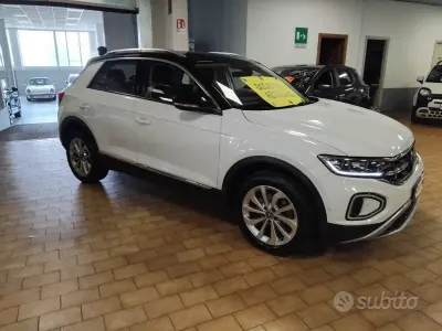 Käytetty VW T-Roc Style 150 HP (110 kW) 2023 Valkoinen Katumaasturi