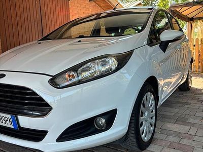 Usata Ford Fiesta 80 CV (58 kW) 2014 Bianco Utilitaria