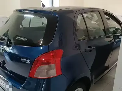 Begagnad Toyota Yaris 69 HK (50 kW) 2006 Blå Halvkombi