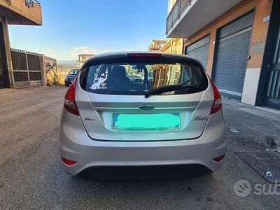 Usata Ford Fiesta Titanium 68 CV (50 kW) 2012 Grigio Utilitaria