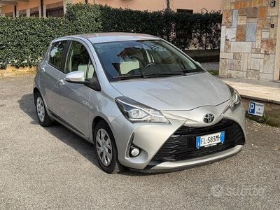 Usata Toyota Yaris Active 69 CV (50 kW) 2017 Argento Berlina