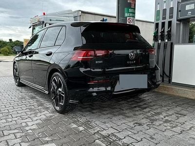 Second-hand VW Golf VIII R-line 150 CP (110 kW) 2025 Negru Berlinǎ
