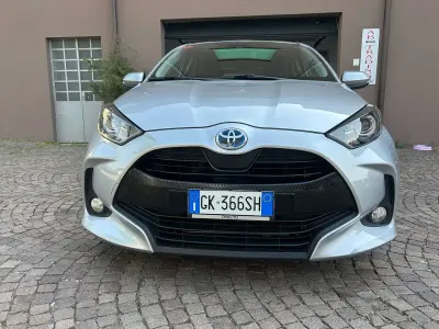 Usata Toyota Yaris Hybrid Active 92 CV (67 kW) 2022 Grigio Berlina