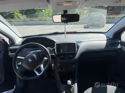 Usata Peugeot 208 82 CV (60 kW) 2015 Nero Utilitaria