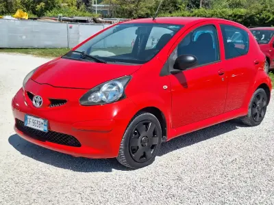 Usata Toyota Aygo Sol 68 CV (50 kW) 2006 Rosso Utilitaria