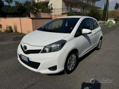 Usata Toyota Yaris 69 CV (50 kW) 2014 Bianco Utilitaria