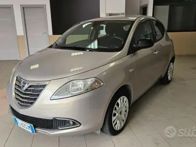 Usado Lancia Ypsilon Gold 95 HP (69 kW) 2013 Castanho Citadino