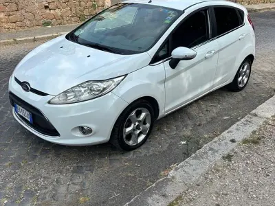 Usata Ford Fiesta Titanium 82 CV (60 kW) 2011 Bianco Berlina