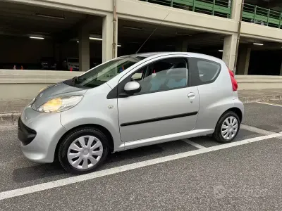 Usata Peugeot 107 68 CV (50 kW) 2008 Grigio Utilitaria