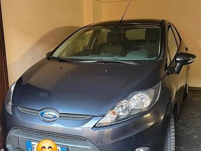 Usata Ford Fiesta 96 CV (70 kW) 2010 Grigio Berlina