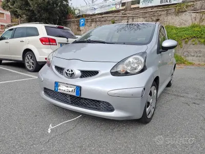 Usata Toyota Aygo 68 CV (50 kW) 2007 Grigio Utilitaria